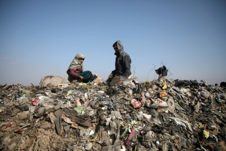 أطفال ينقبون في النفايات لإعالة أسرتهم في شمال غرب سوريا