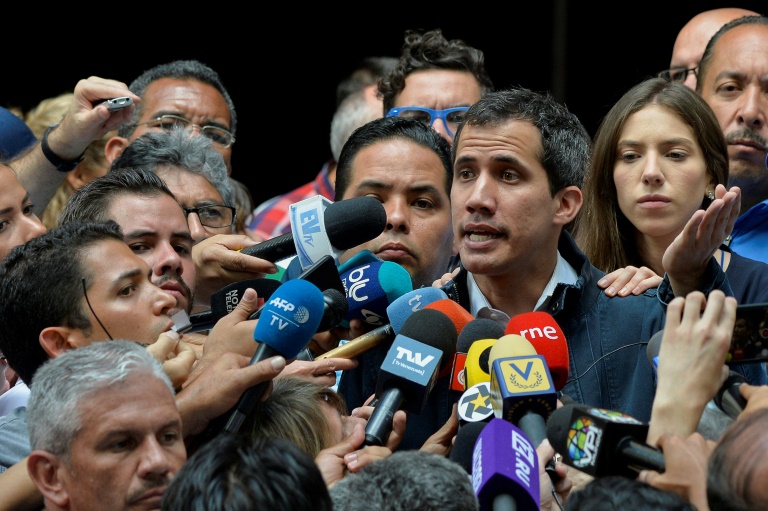 رئيس البرلمان المعارض خوان غوايدو الذي أعلن نفسه رئيساً لفنزويلا متحدثاً في مؤتمر صحافي 