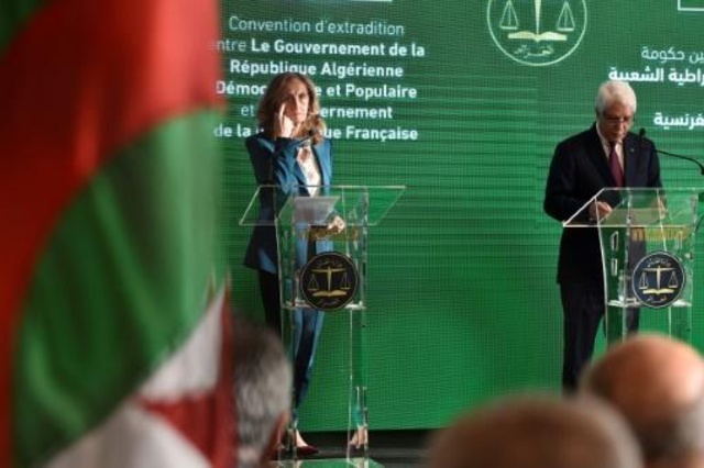 وزير العدل الجزائري الطيب لوح في مؤتمر صحافي مع نظيرته الفرنسية نيكول بيولبيه في الجزائر في 27 كانون الثاني/يناير 2019