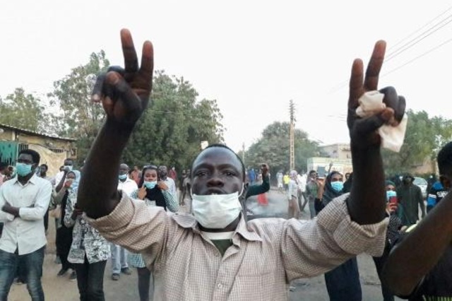محتجون سودانيون خلال تظاهرة مناهضة للحكومة في أم درمان المجاورة للخرطوم
