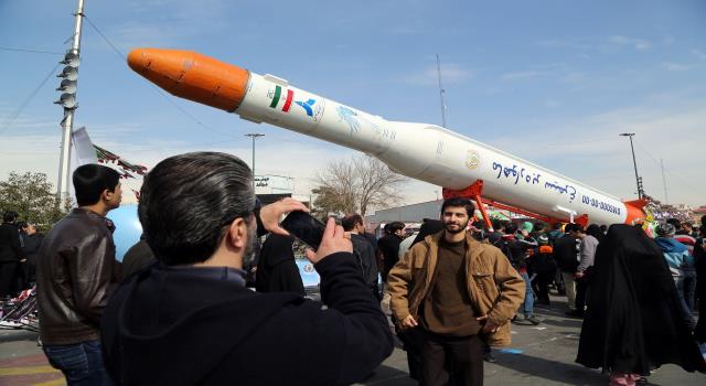 ايرانيون يلتقطون صورا تذكارية امام مجسمات صواريخ 