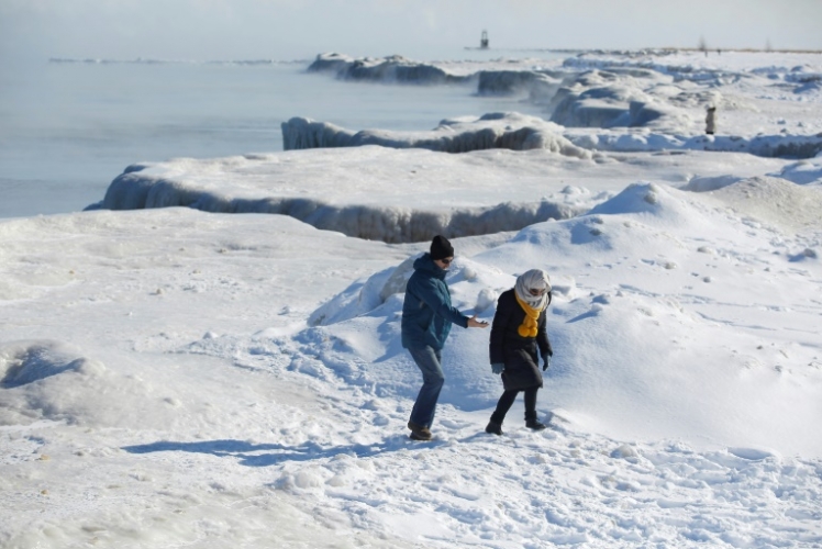 سكان من شيكاغو قرب بحيرة ميشيغن حيث سجلت درجات الحرارة 29 درجة مئوية تحت الصفر