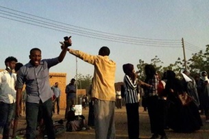 الشرطة السودانية تطلق الغاز المسيل للدموع على تظاهرات جديدة