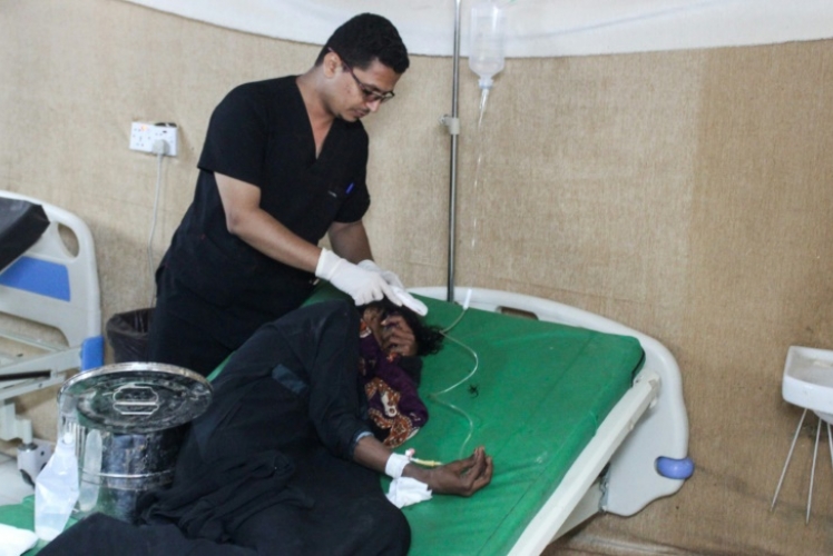 أطباء يمنيون يعالجون امرأة اصيبت برصاصة في قرية الدريهمي الى الأطراف الجنوبية للحديدة في 22 يناير 2019