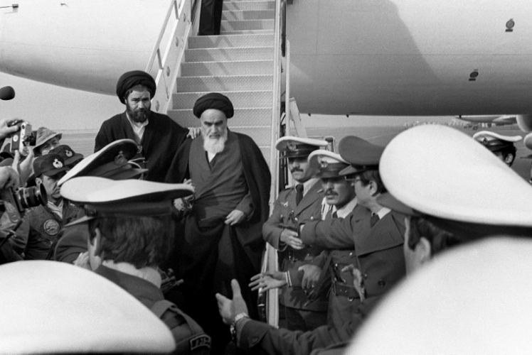 بعد أربعين عاما على الثورة الإسلامية إيرانيون يتذكرون عودة الإمام الخميني