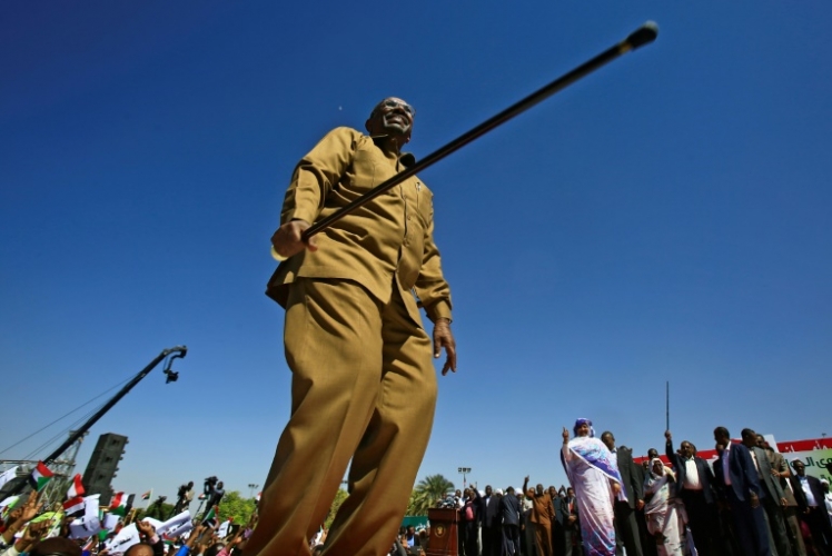 الرئيس السوداني يقول إن واتساب وفيسبوك لا تغيّر رؤوساء
