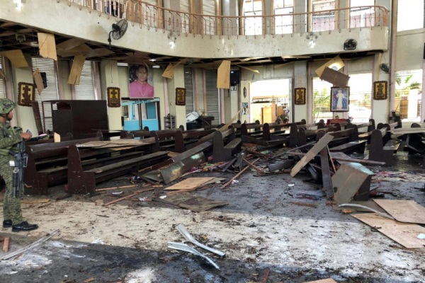 صورة وزعها المكتب الإعلامي التابع للقوات المسلحة الفيليبينية تظهر الحطام داخل الكنيسة