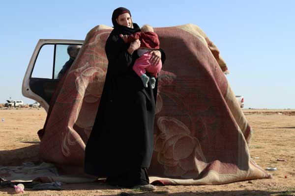 ليونورا الألمانية التي تزوجت عنصرًا في داعش مع طفلها قرب الباغوز في شرق سوريا في 31 يناير 2019