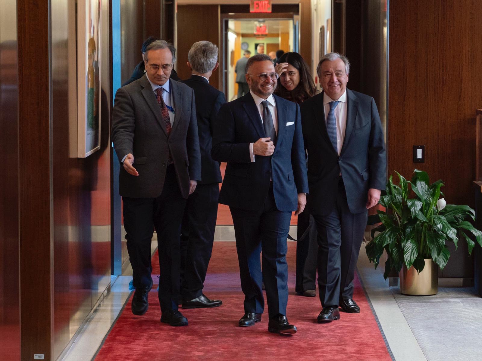وزير الدولة الإماراتي للشؤون الخارجية أنور قرقاش مع الأمين العام للأمم المتحدة أنطونيو غوتيريش في نيويورك