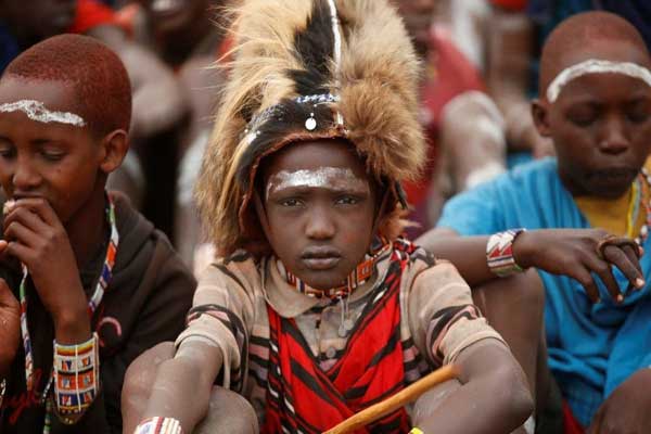 فتى من قبيلة ماساي يشارك في حفل لتكريم مجموعة من سنه بالقرب من مدينة بيسيل، مقاطعة كاجيادو في كينيا