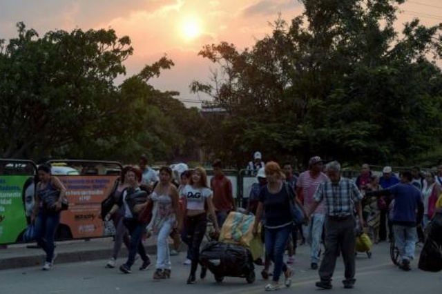 فنزويليون ينتظرون بفارغ الصبر المساعدة الانسانية على حدود كولومبيا