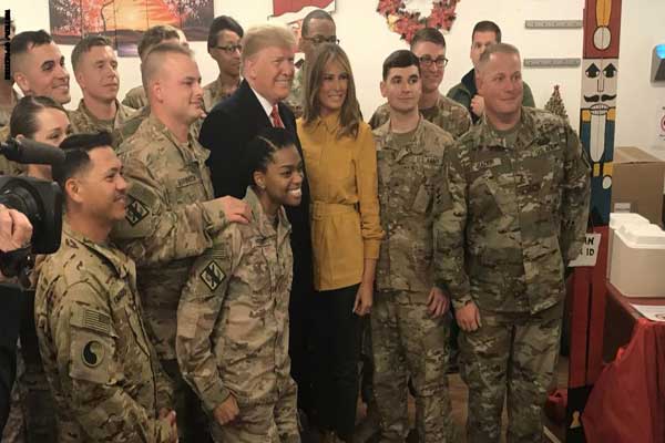ترمب وميلانيا مع الجنود الأميركيين في غرب العراق