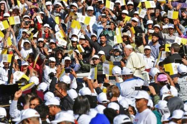 البابا فرنسيس يحيّي حشود المؤمنين لدى وصوله إلى ملعب مدينة زايد الرياضية في أبوظبي لإحياء قداس في 5 فبراير 2019 خلال زيارته التاريخية للإمارات