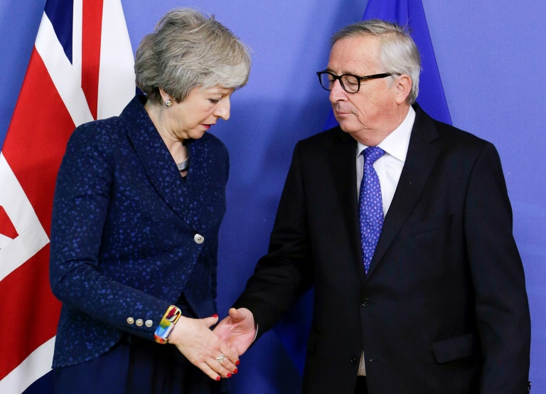 رئيسة الحكومة البريطانية تيريزا ماي ورئيس المفوضية الأوروبية جان كلود يونكر، في بروكسل الخميس 7 شباط/فبراير 2019