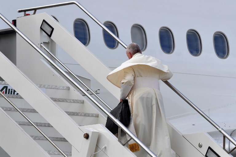 البابا فرنسيس مستقلا طائرته نحو الإمارات 
