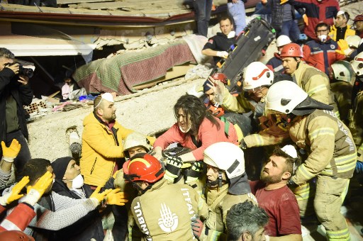 قتيلان بانهيار مبنى سكني في اسطنبول