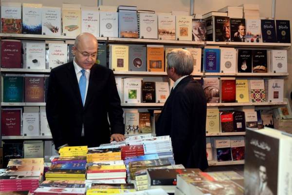الرئيس صالح متجولا في معرض الكتاب العراقي في بغداد