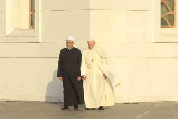 البابا فرنسيس وشيخ الأزهر في جامع الشيخ زايد