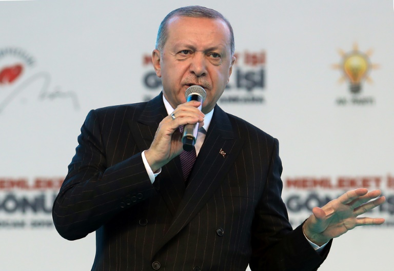 إردوغان يعلن أن تركيا تبقي اتصالات مع سوريا 
