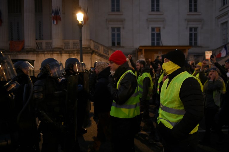 نشطاء السترات الصفراء خلال احتكاك مع الشرطة
