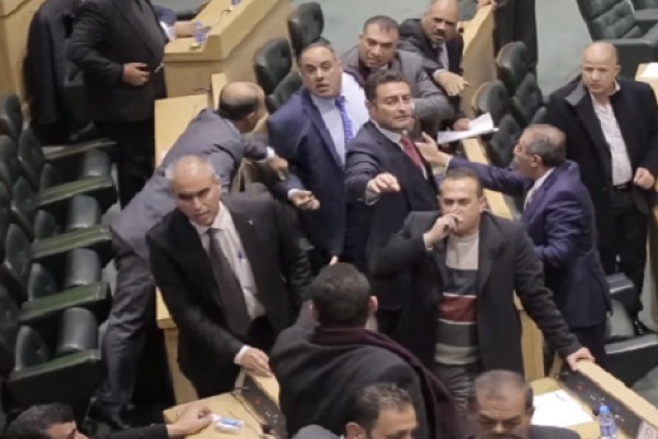إحدى المعارك تحت قبة البرلمان الأردني 