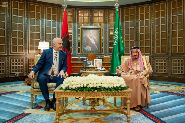 العاهل السعودي وورئيس وزراء ألبانيا خلال جلسة المباحثات