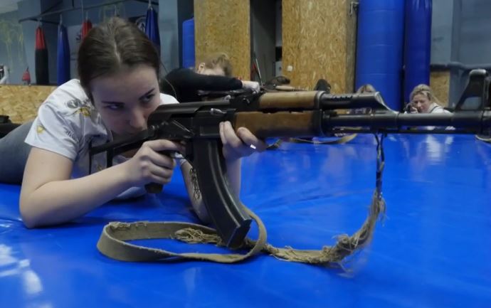 في أوكرانيا الممزقة بالحرب... النساء يتدربن على القتال