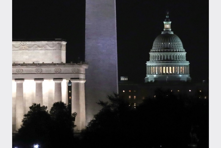 مبنى الكابيتول وإلى يساره نصب واشنطن (المسلّة) ونصب لنكولن التذكاريين في واشنطن