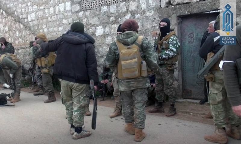 مقاتلون من هيئة تحرير الشام في إدلب 