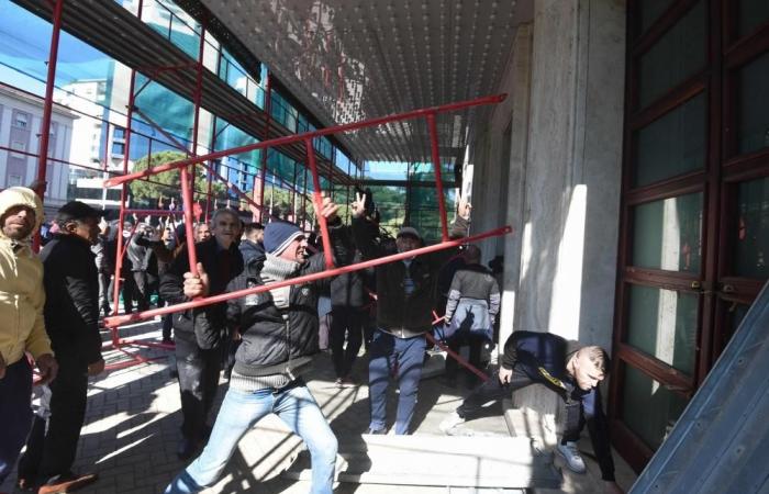 صدامات بين الشرطة ومتظاهرين خارج البرلمان الألباني