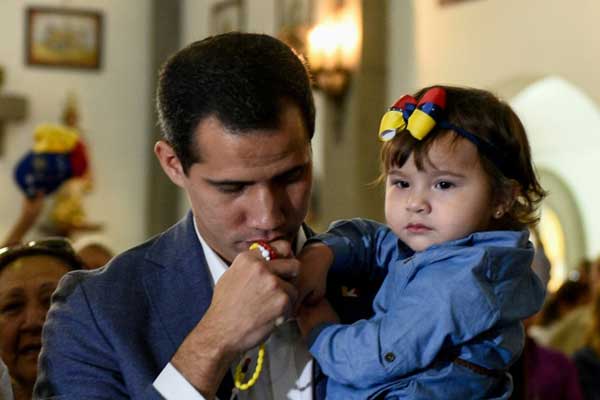الزعيم الفنزويلي المعارض خوان غوايدو يشارك في قداس الأحد 10 فبراير في كراكاس ومعه ابنته البالغة 20 شهرًا