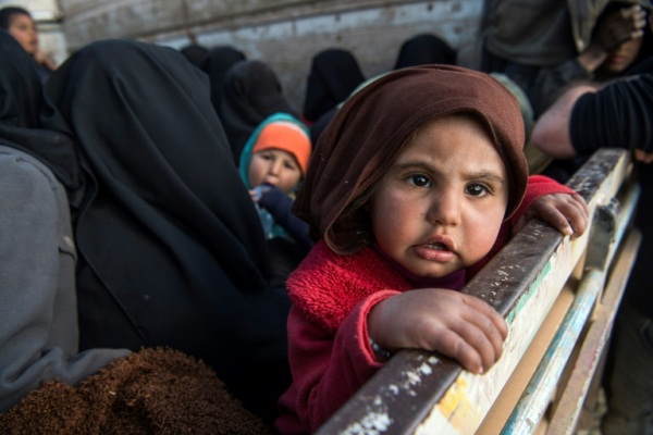  نساء وأطفال يغادرون آخر معاقل تنظيم داعش قرب بلدة الباغوز شرق سوريا في فبراير 2019