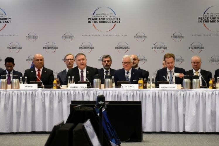 رئيس الوزراء الاسرائيلي بنيامين نتانياهو (من اليسار) ووزراء الخارجية اليمني خالد اليماني والاميركي مايك بومبيو والبولندي ياسيك تشابوتوفيتش خلال مؤتمر وارسو
