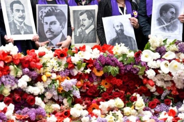 الارمن يحيون ذكرى ضحايا الابادة في 24 نيسان/ابريل 2015 في يريفان.