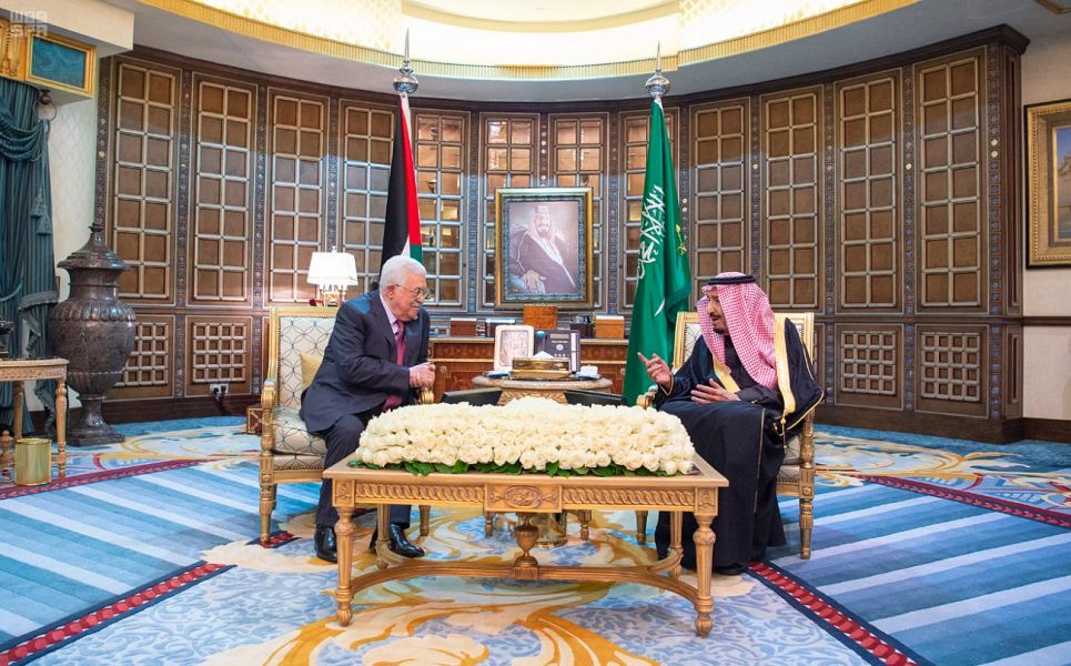 العاهل السعودي مجتمعا مع الرئيس محمود عباس- واس