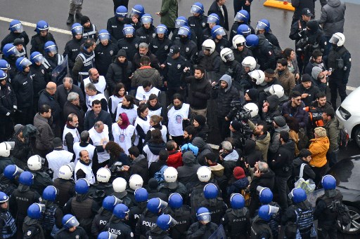 الشرطة التركية تمنع تجمعاً تضامنياً مع نائبة كردية مضربة عن الطعام