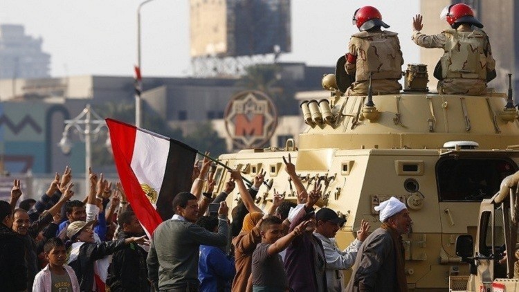 مصريون يرحبون بانحياز الجيش لثورة 25 يناير - أرشيفية