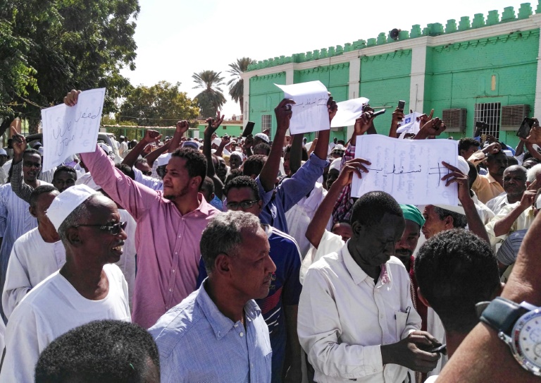 الأمن السوداني يعتقل أساتذة جامعيين قبل تحرك احتجاجي
