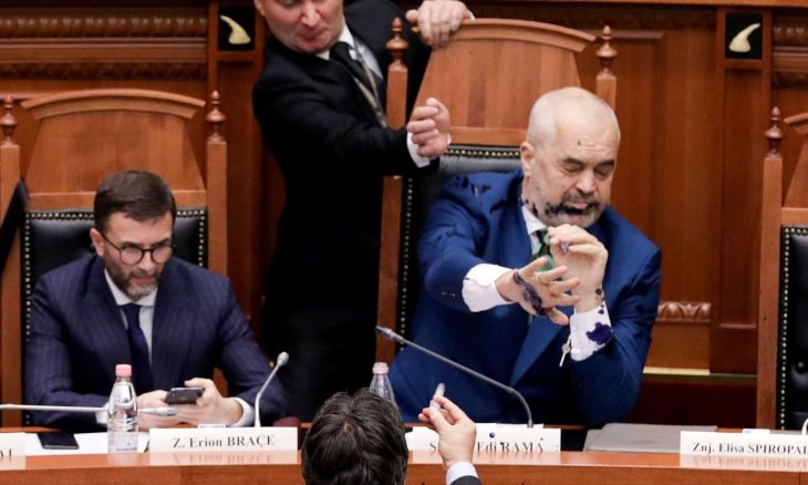 نائب ألباني يرش بالحبر رئيس الوزراء