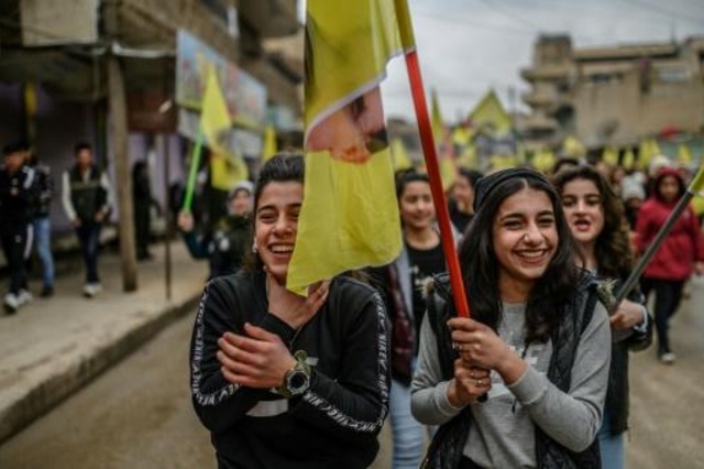 شبات مشاركات في تظاهرة تضامن مع الزعيم الكردي عبدالله أوجلان في 15 شباط/فبراير 2019 في القامشلي في شمال شرق سوريا