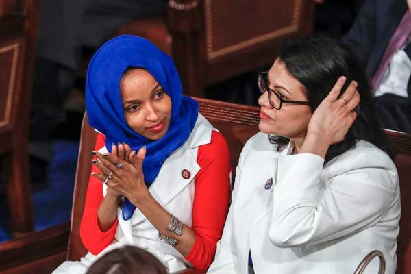 النائبة المسلمة في الكونغرس الأميركي إلهان عمر مع زميلتها النائبة رشيدة طليب في مبنى الكابيتول يوم 5 فبراير