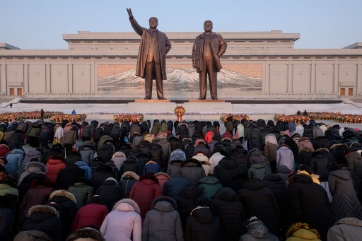 الكوريون الشماليون يكرمون كيم جونغ إيل وسط موجة برد قارس