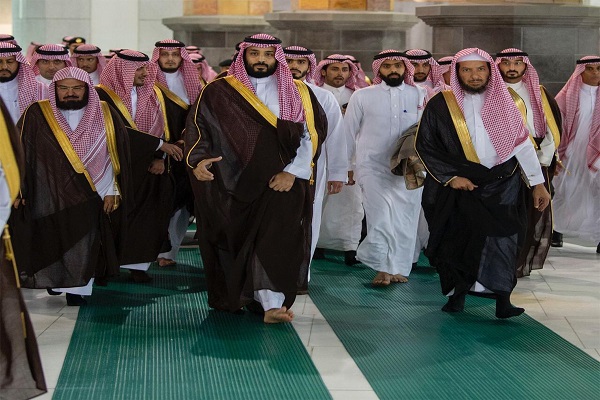 الأمير محمد بن سلمان خلال اطلاعه على مشروع توسعة الحرم المكي