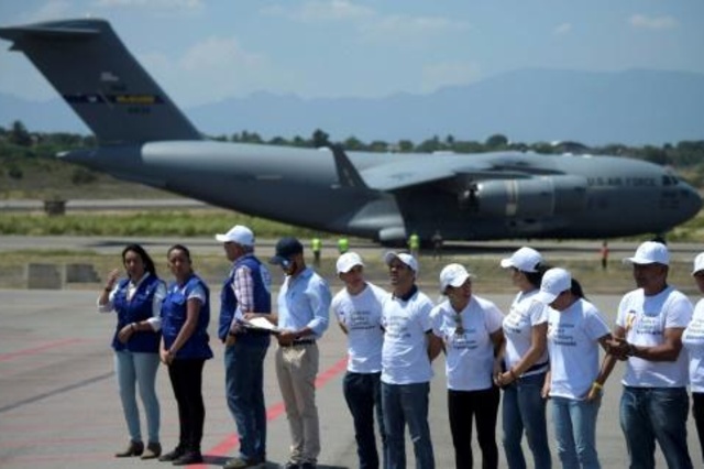 طائرة عسكرية اميركية تفرغ مساعدات موجهة الى فنزويلا في مطار كولومبي قريب من الحدود بين البلدين في السادس من شباط/فبراير 2019