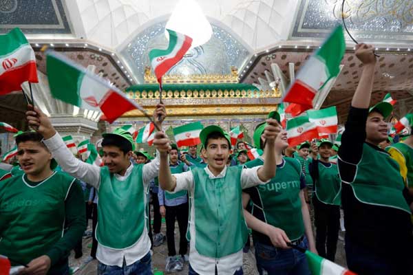 تلاميذ إيرانيون يحملون الأعلام الوطنية قرب ضريح الإمام الخميني 
