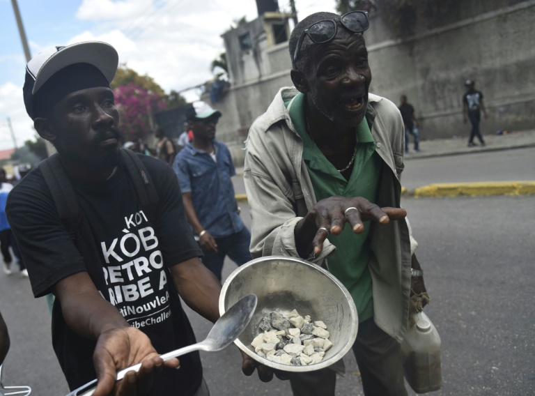 واشنطن تستدعي دبلوماسييها غير الأساسيين من هايتي الغارقة بالاحتجاجات