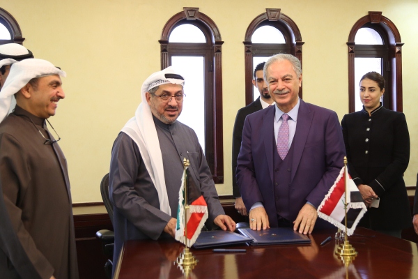 الهيتي والغانم عقب توقيع اتفاق المنحة الكويتية للعراق