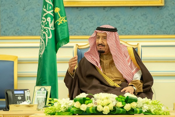 الملك سلمان بن عبد العزيز خلال استقباله كبار المسؤولين في الجهات الرقابية