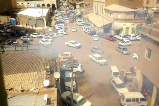 دخان وسط السيارات ناجم عن الغاز المسيل للدموع الذي أطلقه الأمن السوداني لتفريق متظاهرين مناهضين للحكومة في السودان في 14 شباط/فبراير 2019.