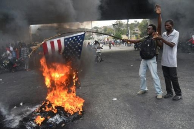 متظاهرون يحرقون علم الولايات المتحدة في هايتي